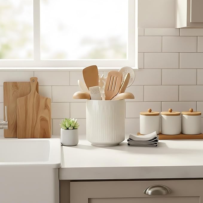 JIEMEI HOME Kitchen Utensil Holder, 7.2" Large Ceramic Stable Utensil Crock for Countertop, Utensil Organizer with Cork Mat, Removable Bamboo Divider for Easy, Kitchen Decor, Speckled White