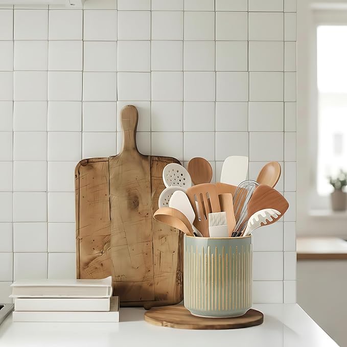 JIEMEI HOME Kitchen Utensil Holder, Ceramic Stable Utensil Crock for Countertop, 7.2" Large Utensil Organizer with Cork Mat, Removable Bamboo Divider for Kitchen Décor and Accessories, Green
