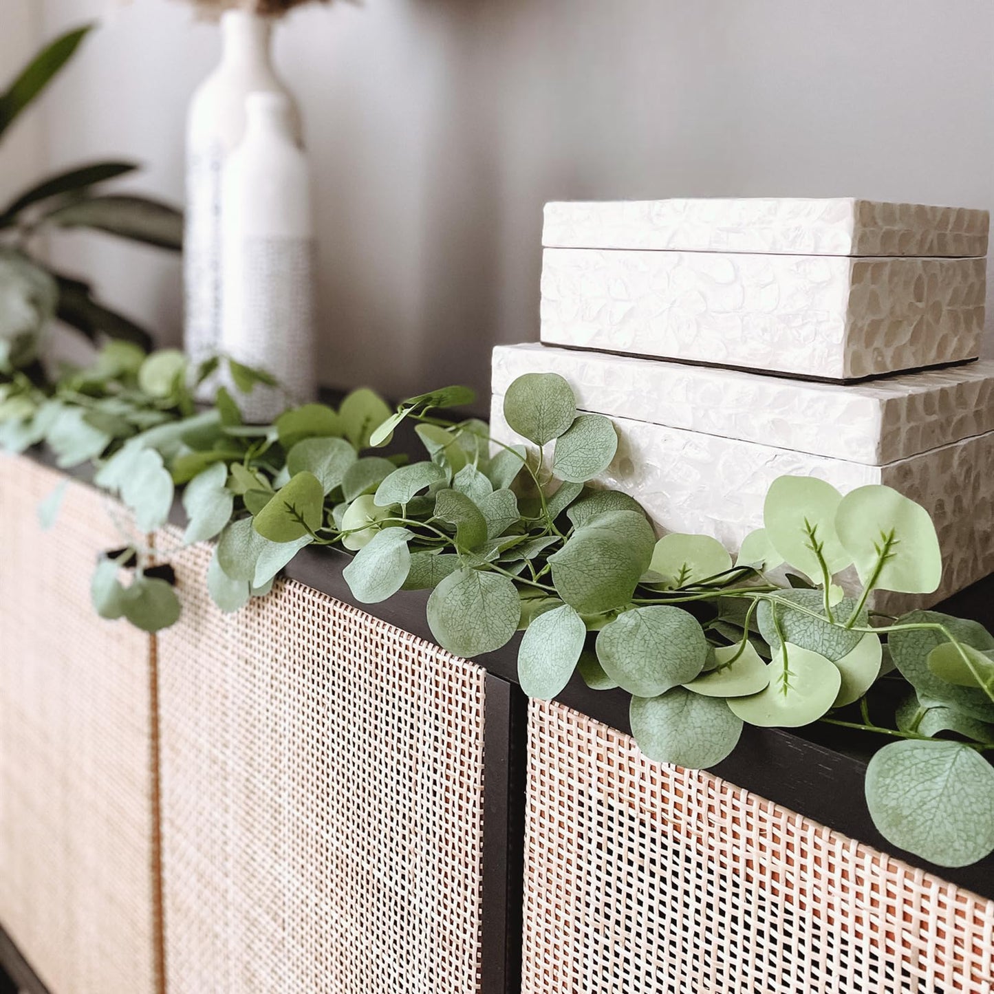 CQURE 16Pcs Eucalyptus Garland,Artificial Eucalyptus Leaves Table Greenery Garland Wreath Vines for Wedding Party Table Fireplace Bedroom Wall Room Decor